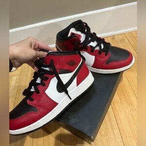 Air Jordan mid black toe